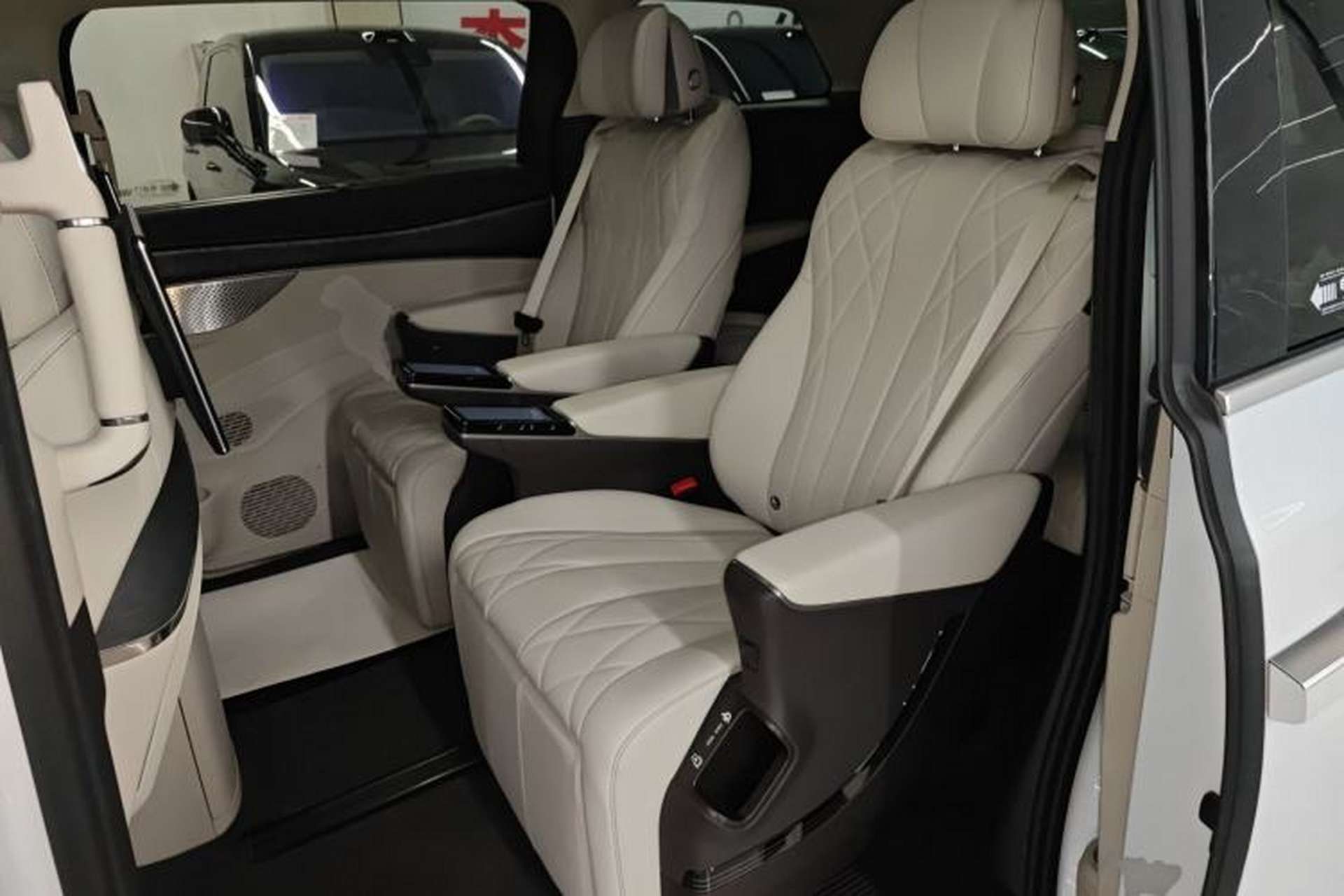 Used Denza D9 2025 DM-i Intelligent Drive 1020 Four-Wheel Drive Prestige Model Left Rear Seat