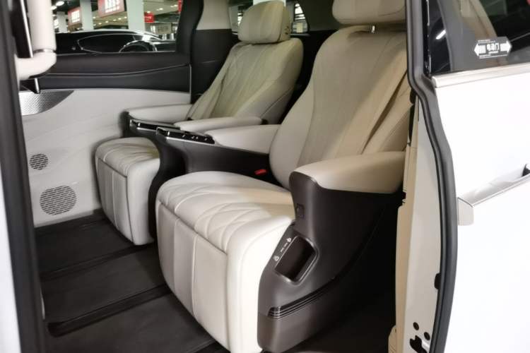 Used Denza D9 2025 DM-i Intelligent Drive 1020 Four-Wheel Drive Flagship Model Left Rear Seat