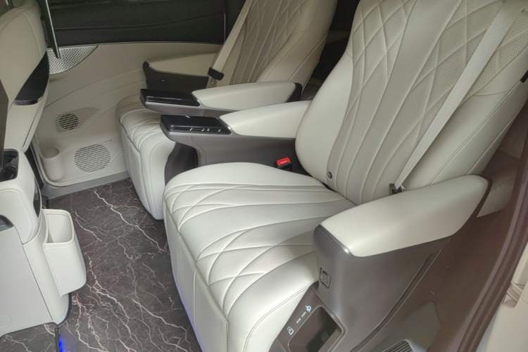 Used Denza D9 2025 DM-i Intelligent Drive 1020 Four-Wheel Drive Flagship Model Left Rear Seat