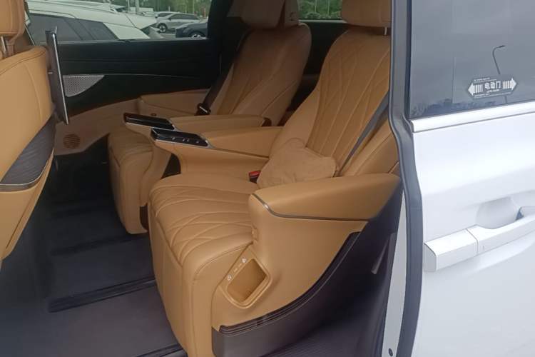 Used Denza D9 2025 DM-i Intelligent Drive 1020 Four-Wheel Drive Flagship Model Left Rear Seat