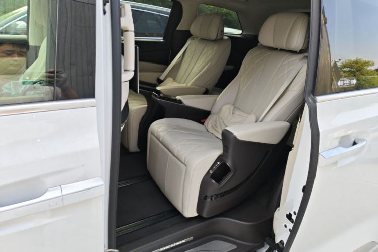 Used Denza D9 2025 DM-i Intelligent Drive 1020 Four-Wheel Drive Flagship Model Left Rear Seat