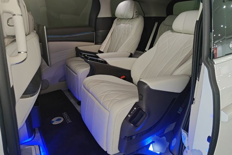 Used Denza D9 2025 DM-i Intelligent Drive 1020 Four-Wheel Drive Prestige Model Left Rear Seat
