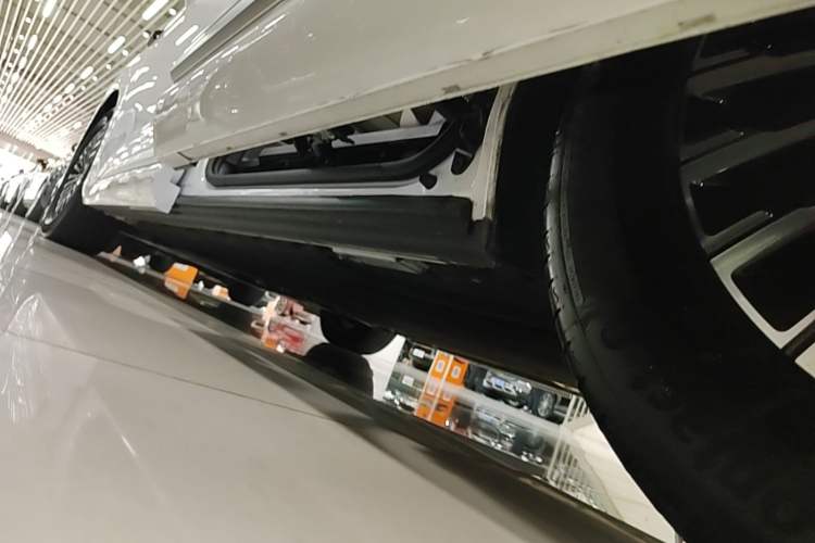 Used Denza D9 2025 DM-i Intelligent Drive 1020 Four-Wheel Drive Prestige Model Left Side Sill