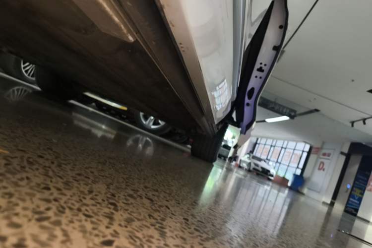 Used Denza D9 2025 DM-i Smart Drive 1020 Four-Wheel Drive Deluxe Model Left Side Sill