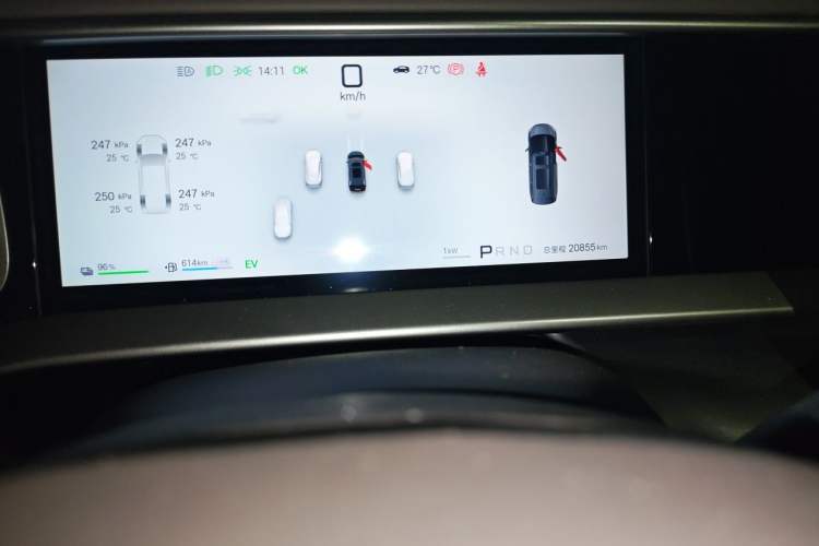 Used Denza D9 2025 DM-i Smart Drive 1020 Four-Wheel Drive Deluxe Model Odometer Close Up