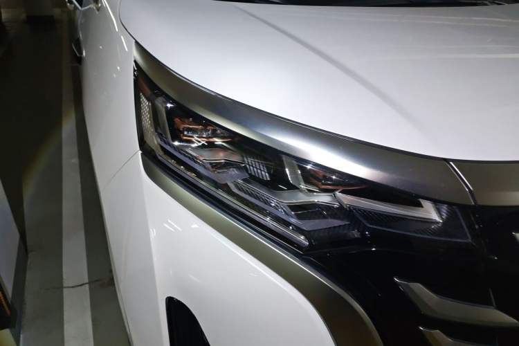 Used Denza D9 2025 DM-i Smart Drive 1020 Four-Wheel Drive Deluxe Model Right Front Headlight