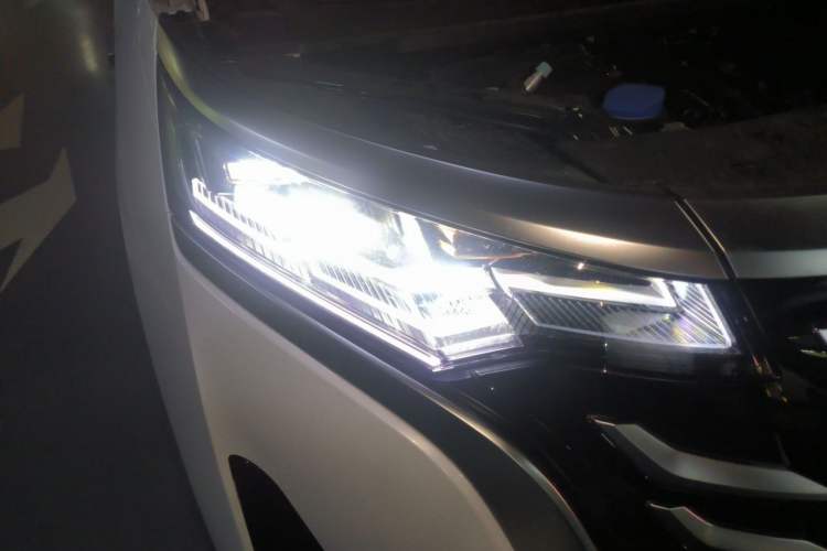 Used Denza D9 2025 DM-i Smart Drive 1020 Four-Wheel Drive Deluxe Model Right Front Headlight
