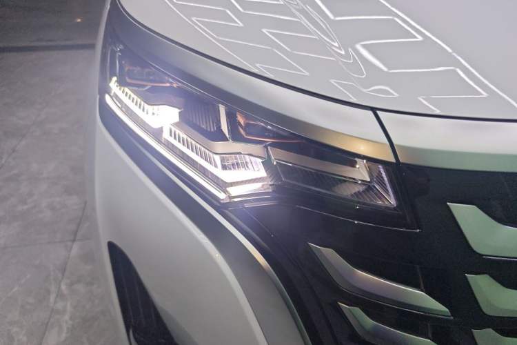 Used Denza D9 2025 Model DM-i Four-Wheel Drive Prestige Edition Right Front Headlight