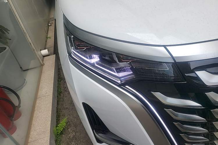 Used Denza D9 2025 Model DM-i Four-Wheel Drive Supreme Edition Right Front Headlight