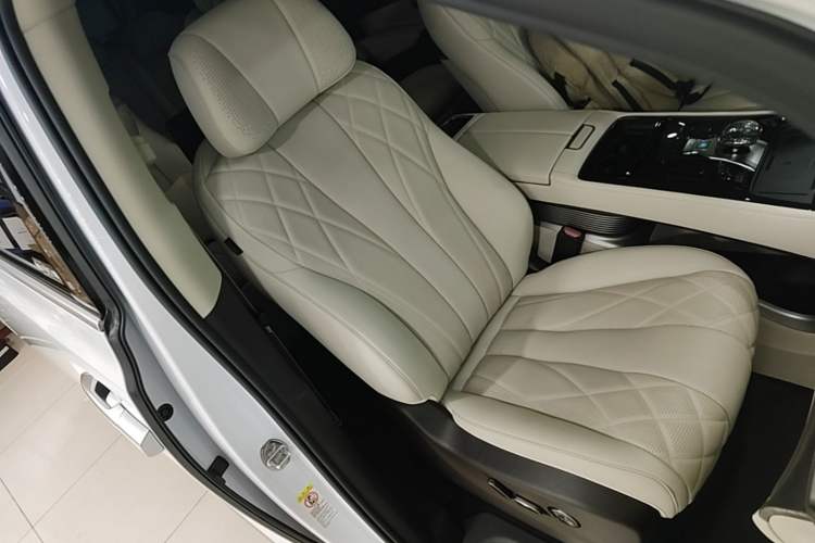 Used Denza D9 2025 DM-i Intelligent Drive 1020 Four-Wheel Drive Prestige Model Right Front Seat