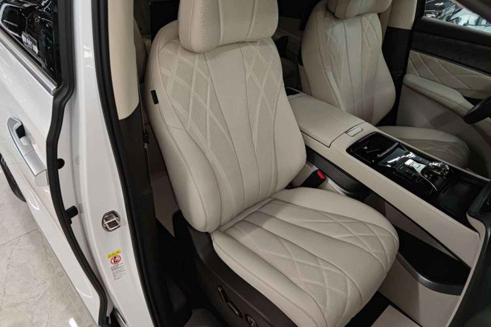 Used Denza D9 2025 DM-i Intelligent Drive 1020 Four-Wheel Drive Prestige Model Right Front Seat