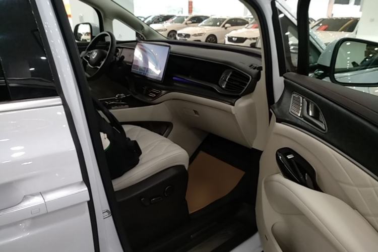 Used Denza D9 2025 DM-i Intelligent Drive 1020 Four-Wheel Drive Prestige Model Right Front Seat