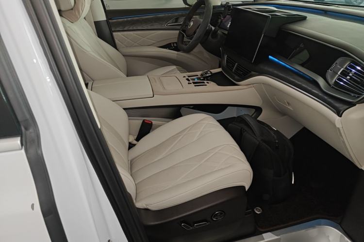 Used Denza D9 2025 DM-i Intelligent Drive 1020 Four-Wheel Drive Prestige Model Right Front Seat