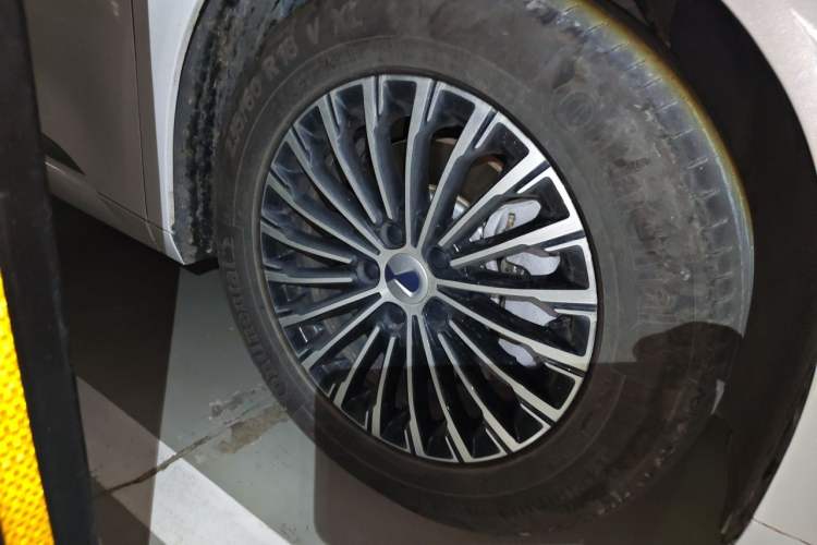 Used Denza D9 2025 DM-i Smart Drive 1020 Four-Wheel Drive Deluxe Model Right Front Wheel Hub