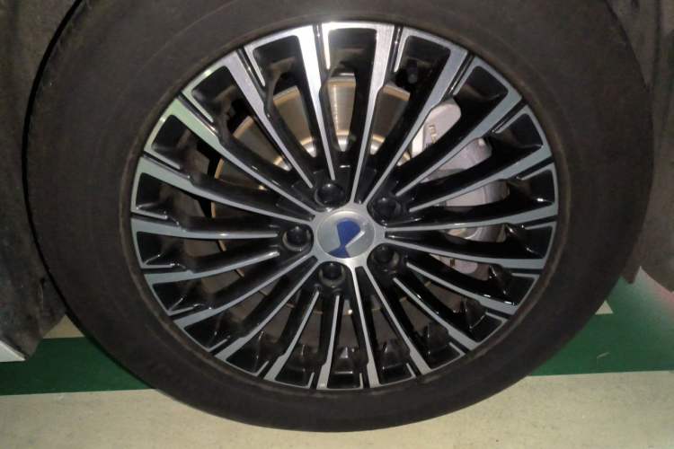 Used Denza D9 2025 DM-i Smart Drive 1020 Four-Wheel Drive Deluxe Model Right Front Wheel Hub