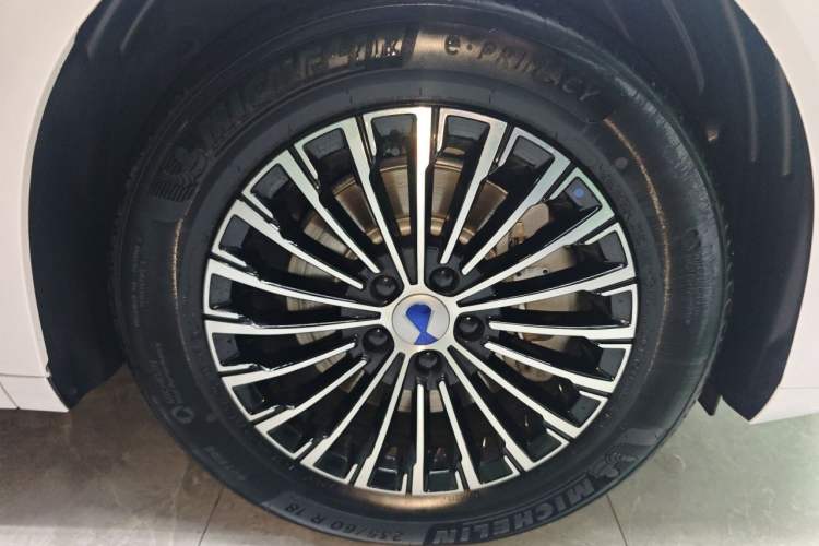Used Denza D9 2025 Model DM-i Four-Wheel Drive Prestige Edition Right Front Wheel Hub
