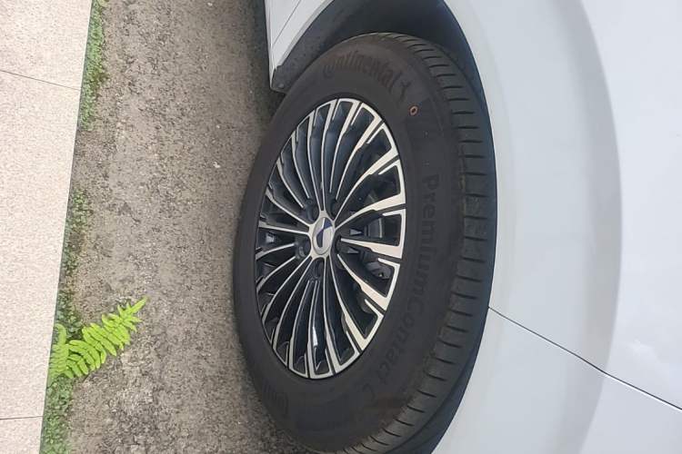 Used Denza D9 2025 Model DM-i Four-Wheel Drive Supreme Edition Right Front Wheel Hub