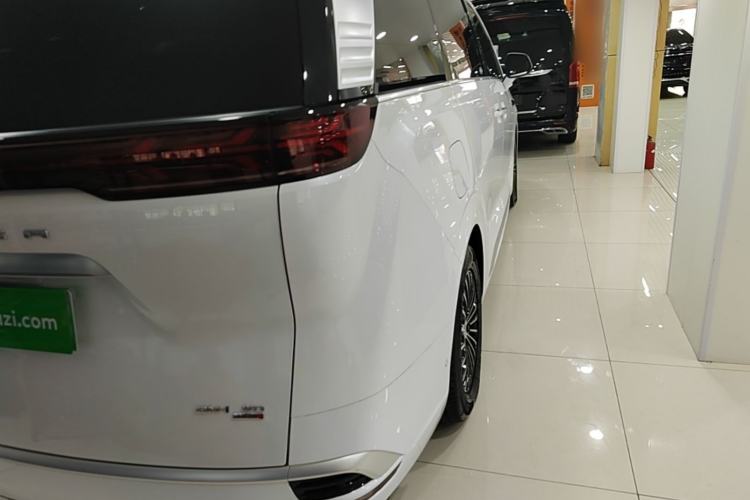 Used Denza D9 2025 DM-i Intelligent Drive 1020 Four-Wheel Drive Prestige Model Right Rear Taillight