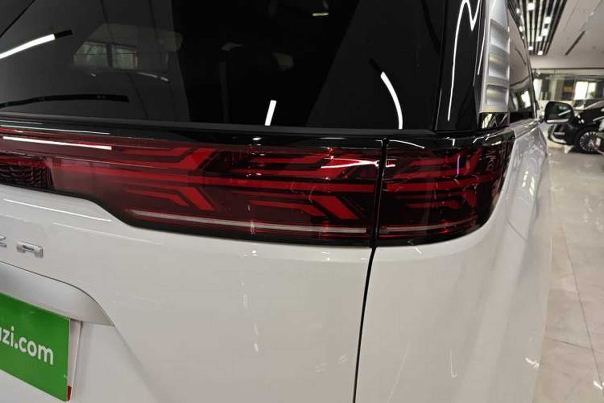 Used Denza D9 2025 DM-i Intelligent Drive 1020 Four-Wheel Drive Prestige Model Right Rear Taillight