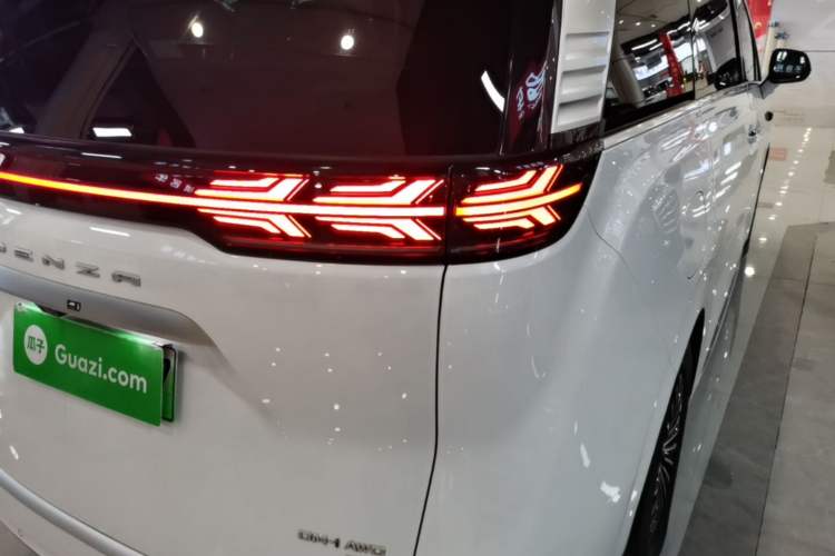 Used Denza D9 2025 DM-i Intelligent Drive 1020 Four-Wheel Drive Flagship Model Right Rear Taillight