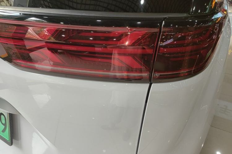 Used Denza D9 2025 DM-i Intelligent Drive 1020 Four-Wheel Drive Flagship Model Right Rear Taillight