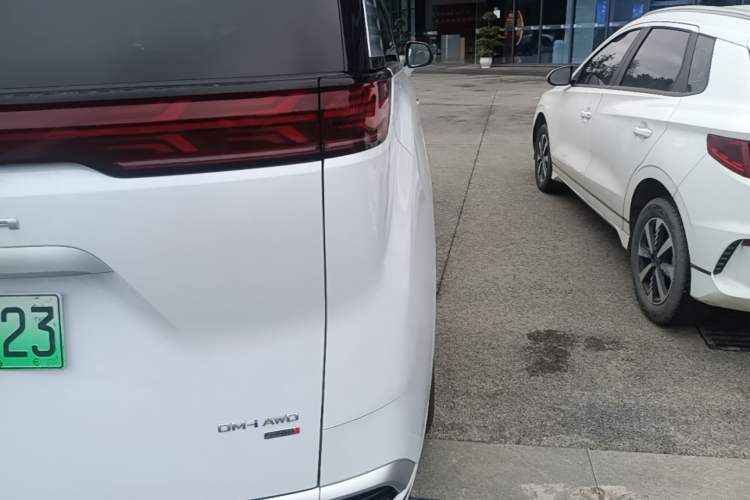 Used Denza D9 2025 DM-i Intelligent Drive 1020 Four-Wheel Drive Flagship Model Right Rear Taillight