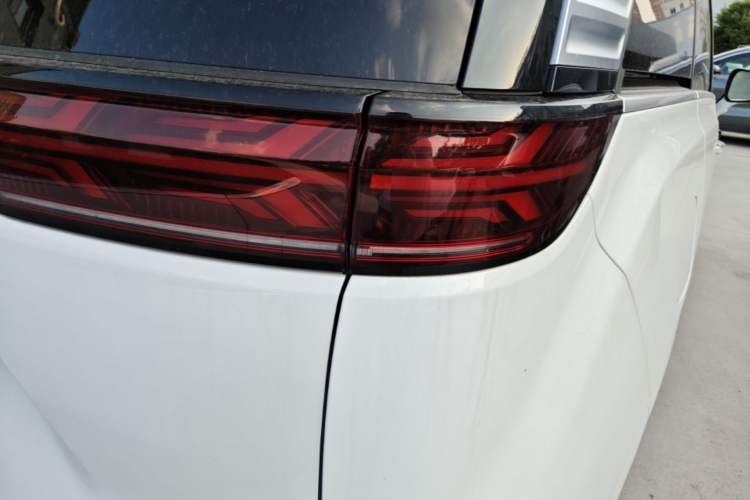 Used Denza D9 2025 DM-i Intelligent Drive 1020 Four-Wheel Drive Flagship Model Right Rear Taillight