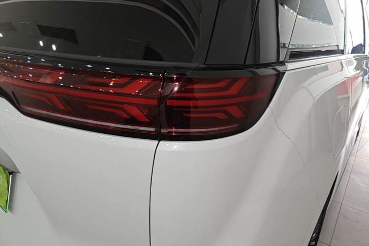 Used Denza D9 2025 DM-i Intelligent Drive 1020 Four-Wheel Drive Prestige Model Right Rear Taillight