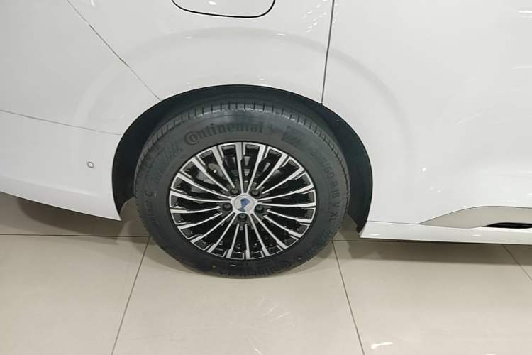 Used Denza D9 2025 DM-i Intelligent Drive 1020 Four-Wheel Drive Prestige Model Right Rear Wheel Hub