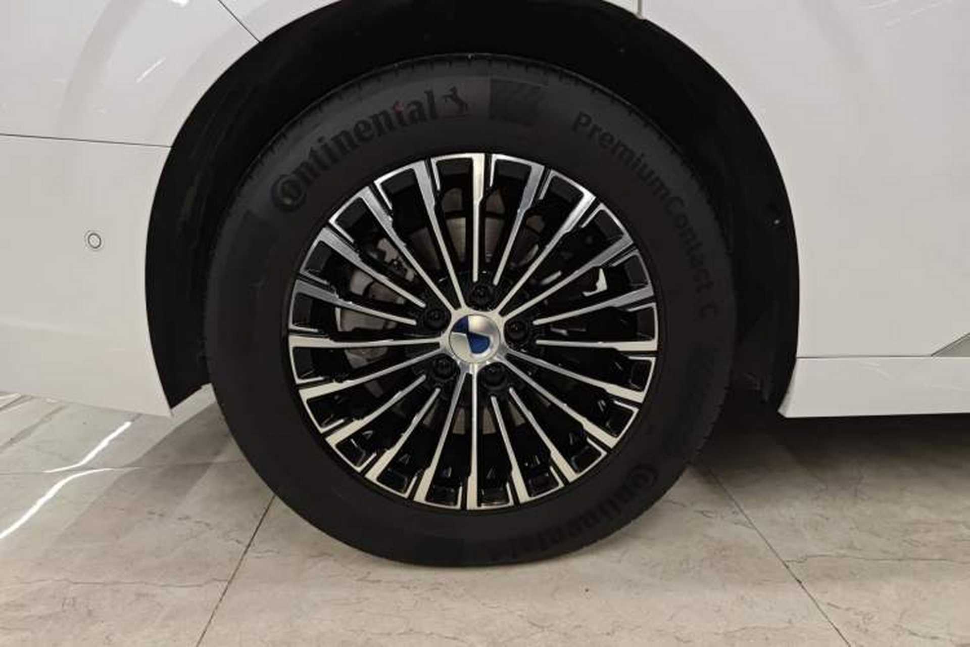 Used Denza D9 2025 DM-i Intelligent Drive 1020 Four-Wheel Drive Prestige Model Right Rear Wheel Hub
