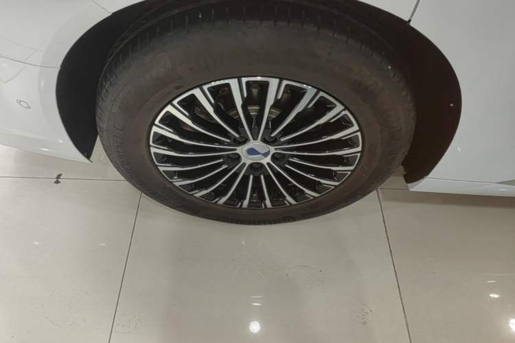 Used Denza D9 2025 DM-i Intelligent Drive 1020 Four-Wheel Drive Flagship Model Right Rear Wheel Hub