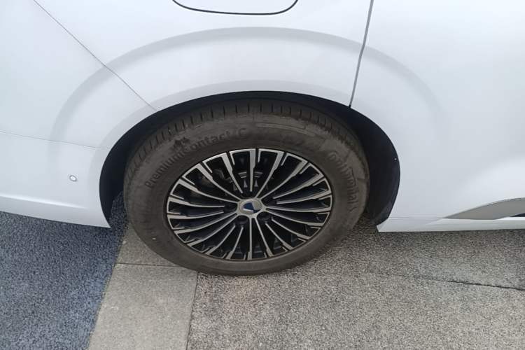 Used Denza D9 2025 DM-i Intelligent Drive 1020 Four-Wheel Drive Flagship Model Right Rear Wheel Hub