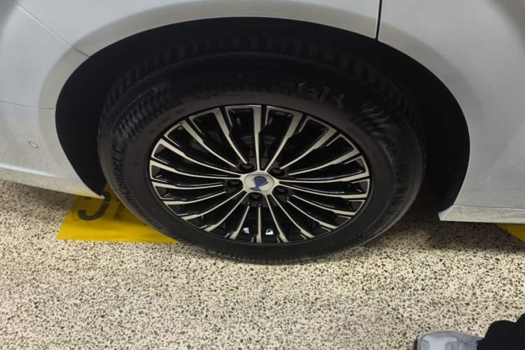 Used Denza D9 2025 DM-i Smart Drive 1020 Four-Wheel Drive Deluxe Model Right Rear Wheel Hub