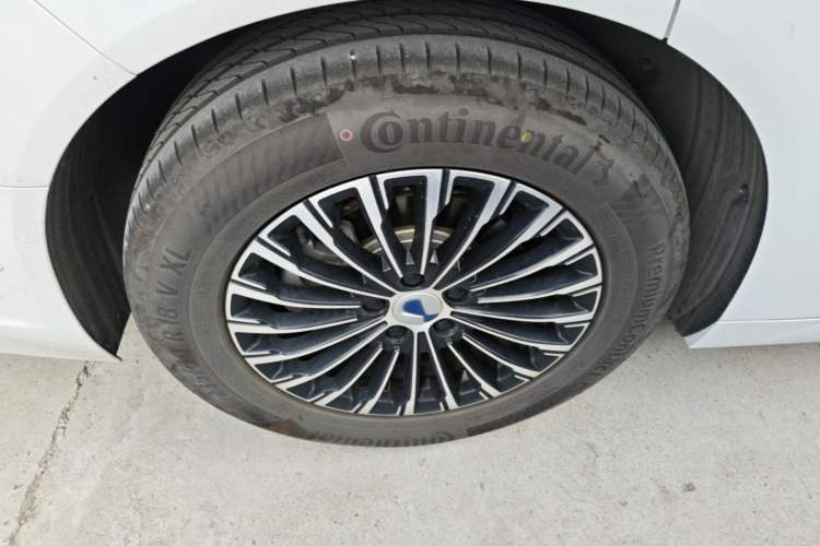 Used Denza D9 2025 DM-i Intelligent Drive 1020 Four-Wheel Drive Flagship Model Right Rear Wheel Hub