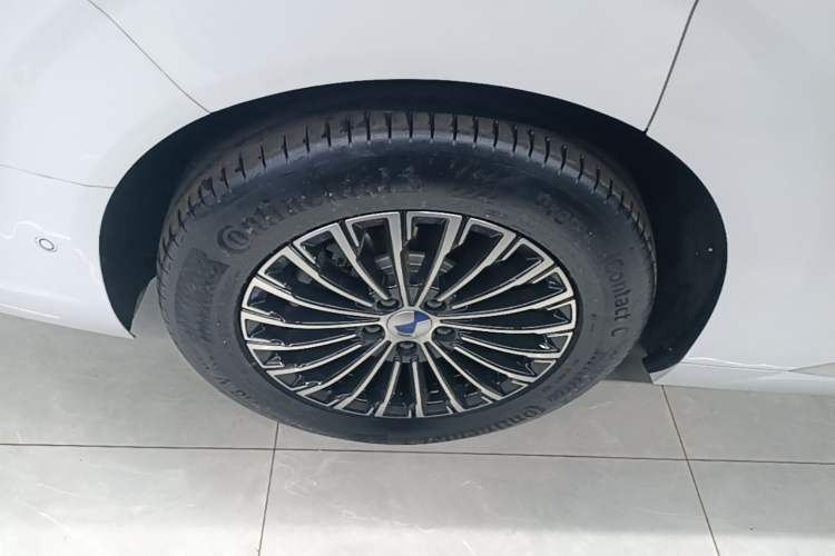 Used Denza D9 2025 DM-i Smart Drive 1020 Four-Wheel Drive Deluxe Model Right Rear Wheel Hub