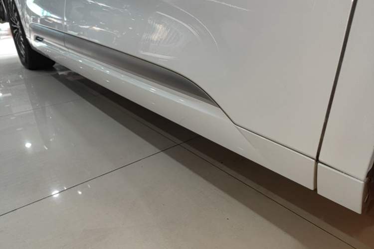 Used Denza D9 2025 DM-i Intelligent Drive 1020 Four-Wheel Drive Flagship Model Right Side Sill