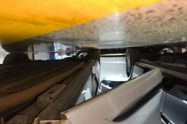 Used Denza D9 2025 DM-i Smart Drive 1020 Four-Wheel Drive Deluxe Model Right Side Sill