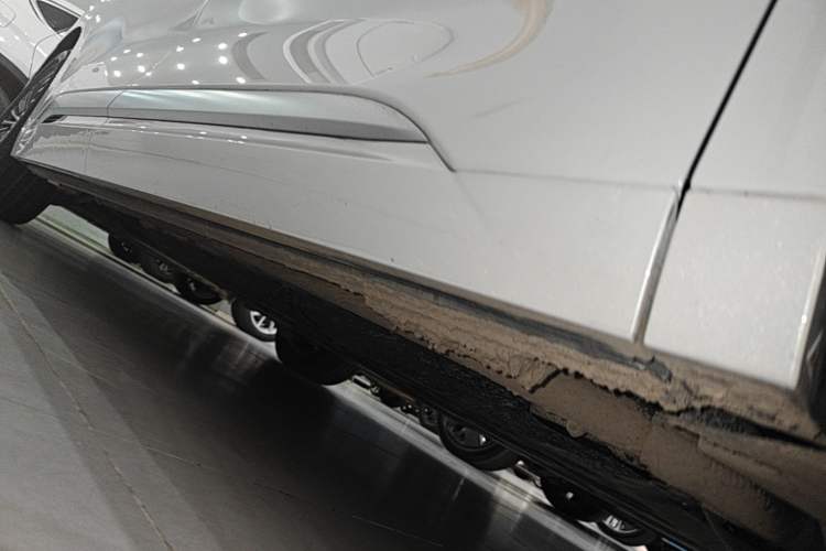 Used Denza D9 2025 DM-i Intelligent Drive 1020 Four-Wheel Drive Prestige Model Right Side Sill