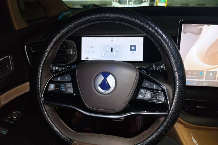 Used Denza D9 2025 DM-i Smart Drive 1020 Four-Wheel Drive Deluxe Model Steering Wheel