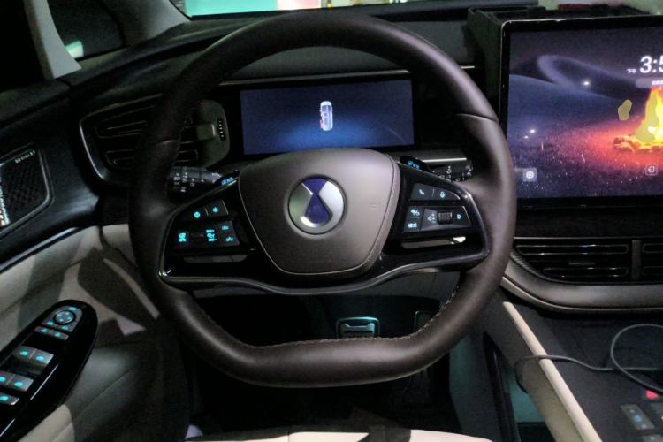 Used Denza D9 2025 DM-i Smart Drive 1020 Four-Wheel Drive Deluxe Model Steering Wheel