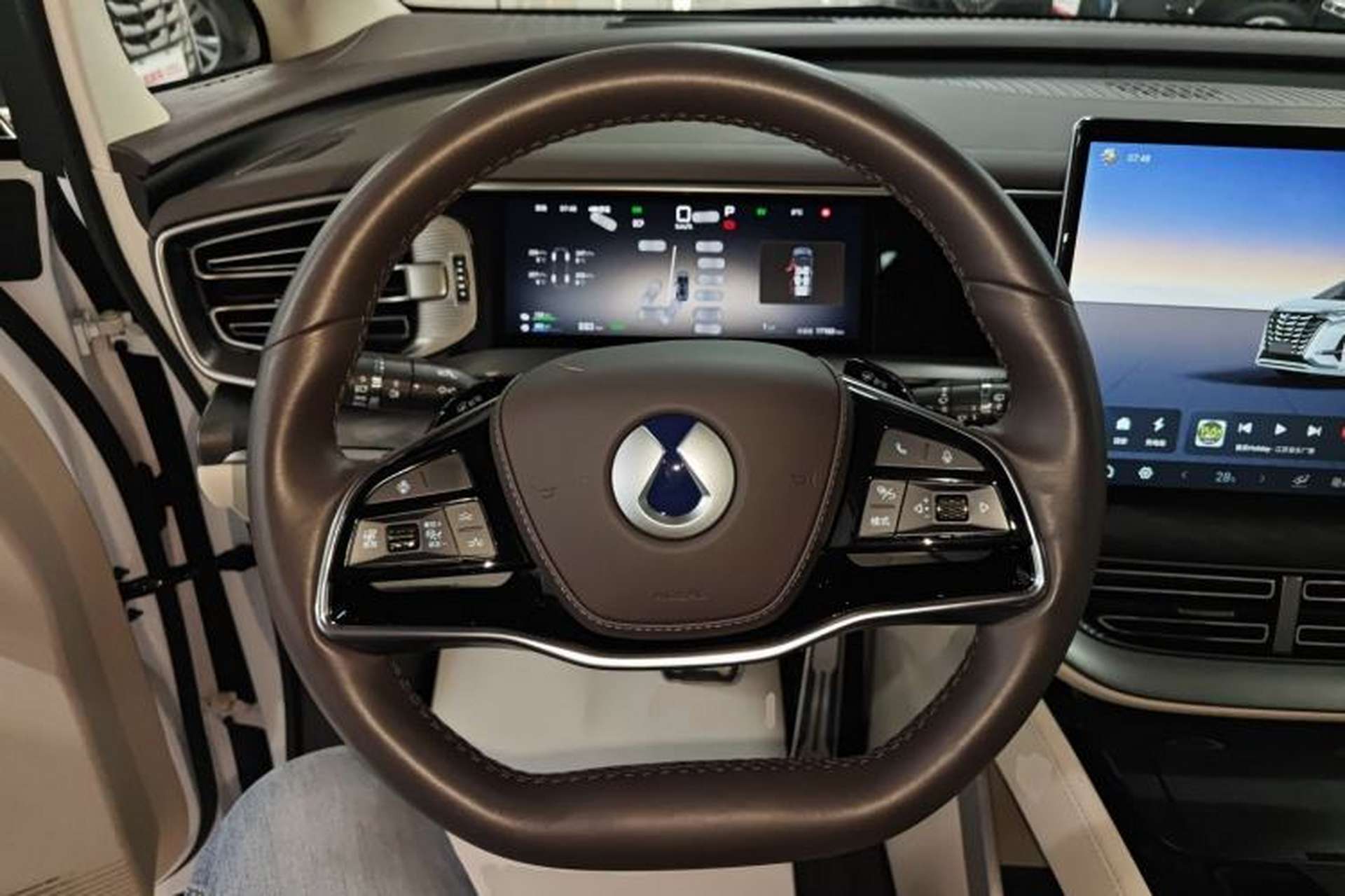 Used Denza D9 2025 DM-i Intelligent Drive 1020 Four-Wheel Drive Prestige Model Steering Wheel