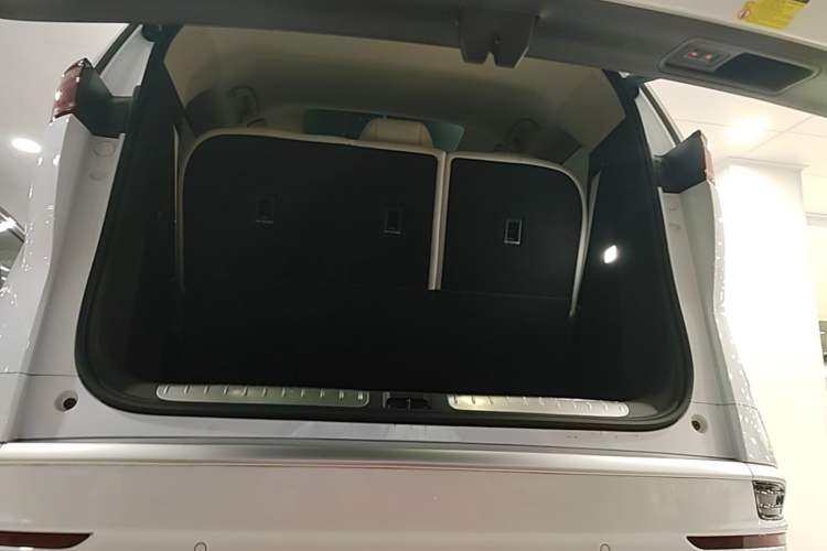 Used Denza D9 2025 DM-i Intelligent Drive 1020 Four-Wheel Drive Prestige Model Trunk