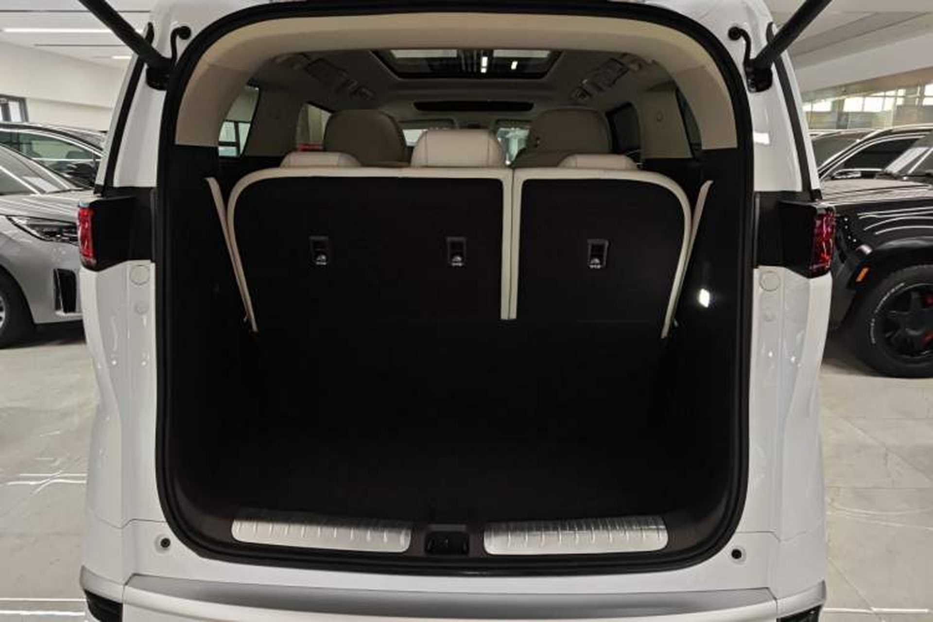 Used Denza D9 2025 DM-i Intelligent Drive 1020 Four-Wheel Drive Prestige Model Trunk