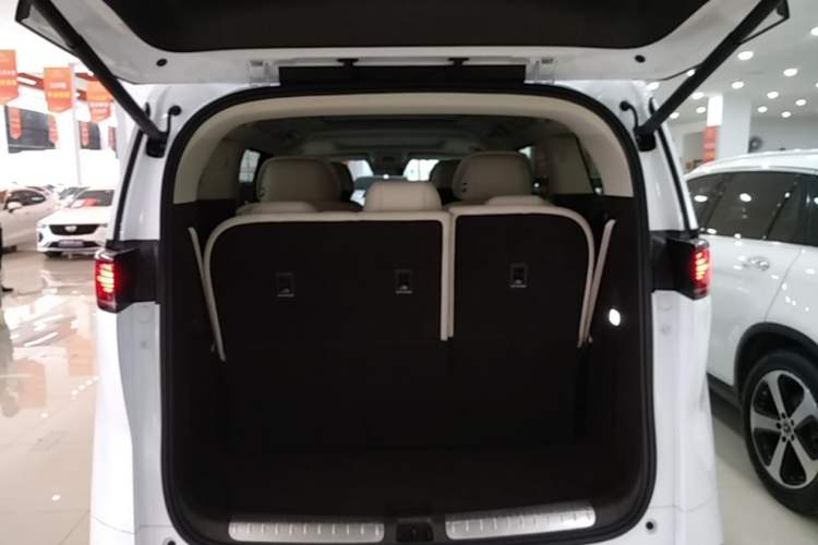 Used Denza D9 2025 DM-i Intelligent Drive 1020 Four-Wheel Drive Prestige Model Trunk