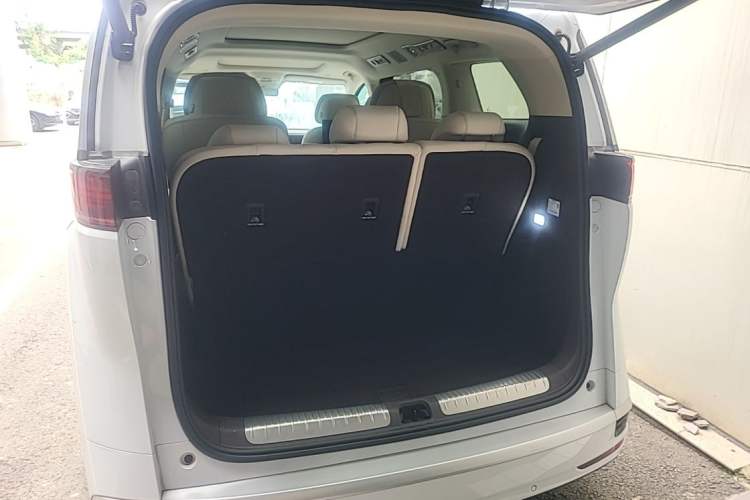 Used Denza D9 2025 Model DM-i Four-Wheel Drive Supreme Edition Trunk
