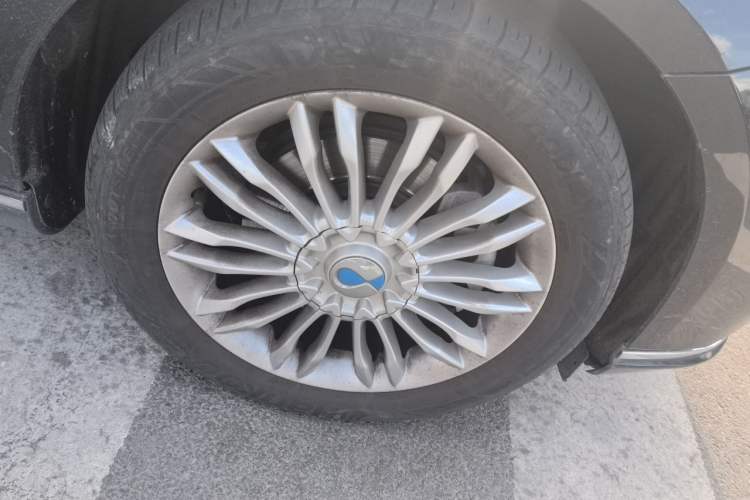 Used Denza 2014 Deluxe Edition Right Front Wheel Hub