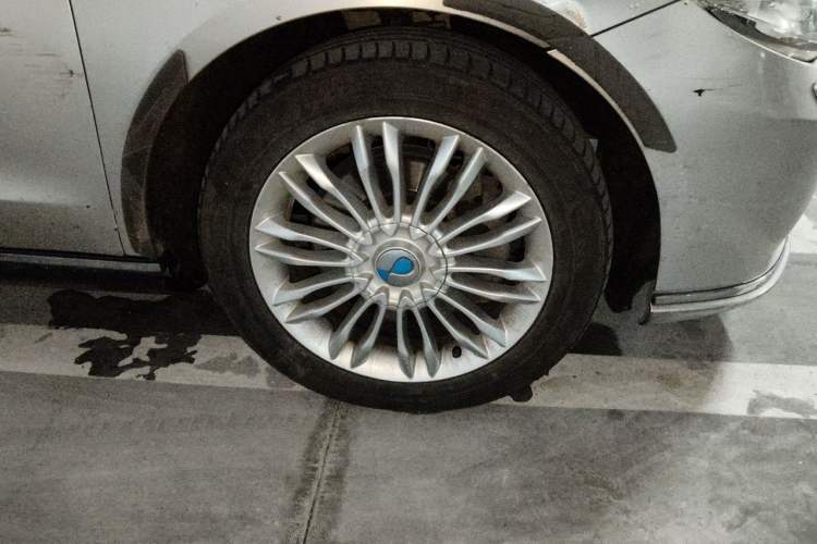 Used Denza 2014 Deluxe Edition Right Front Wheel Hub