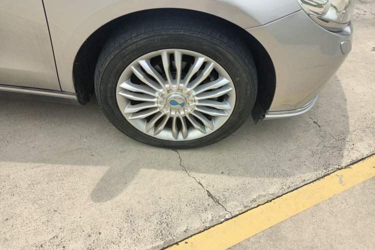 Used Denza 2014 Deluxe Edition Right Front Wheel Hub
