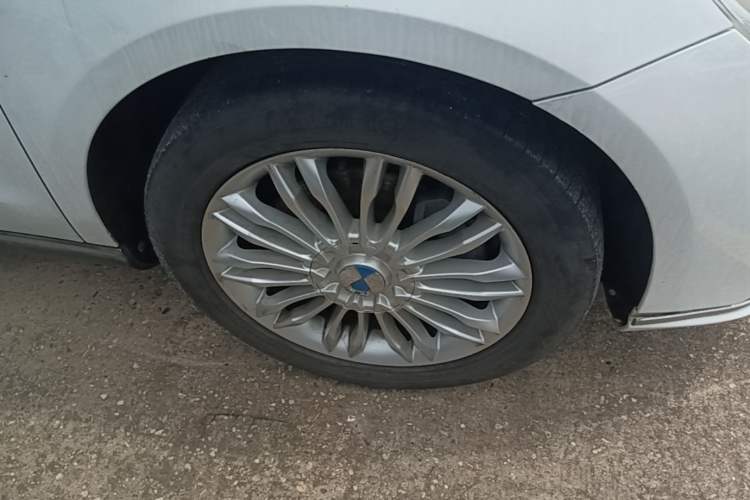 Used Denza 2014 Deluxe Edition Right Front Wheel Hub