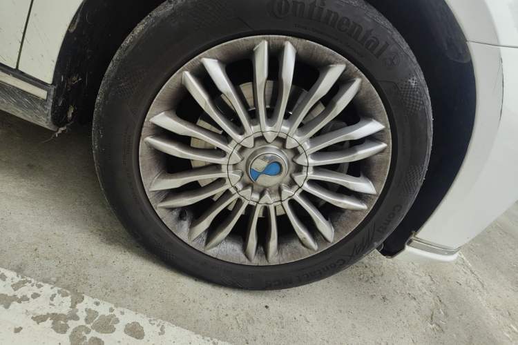 Used Denza 2014 Deluxe Edition Right Front Wheel Hub